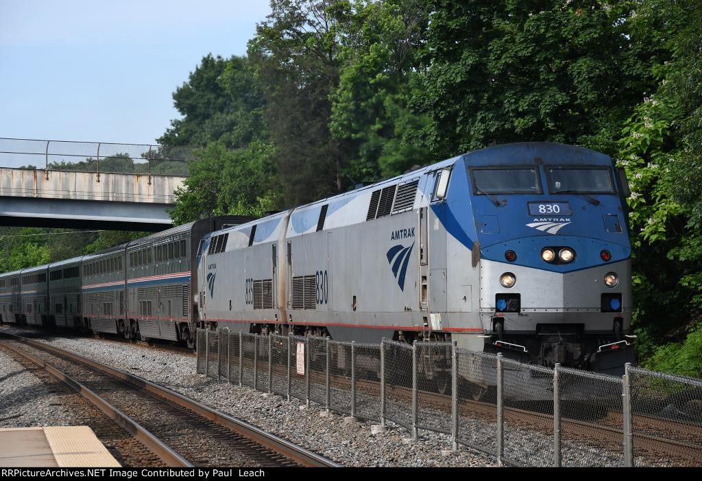 "Auto Train" cruises north past the VRE platforms